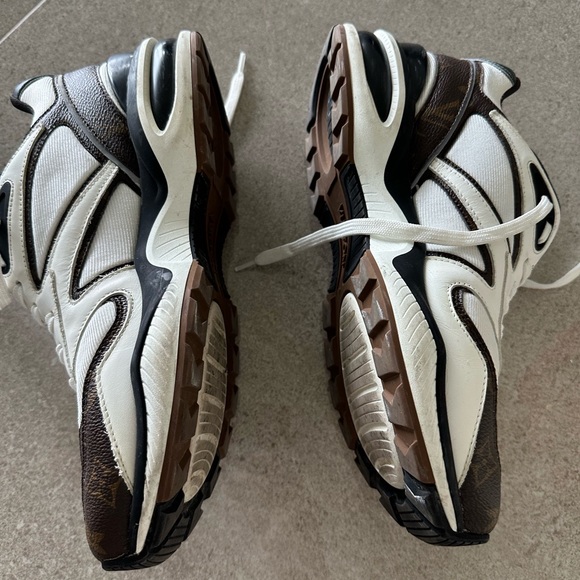 LV Louis Vuitton men’s sneakers shoes trainer LV size 6 is size 7 logo canvas - Picture 4 of 7